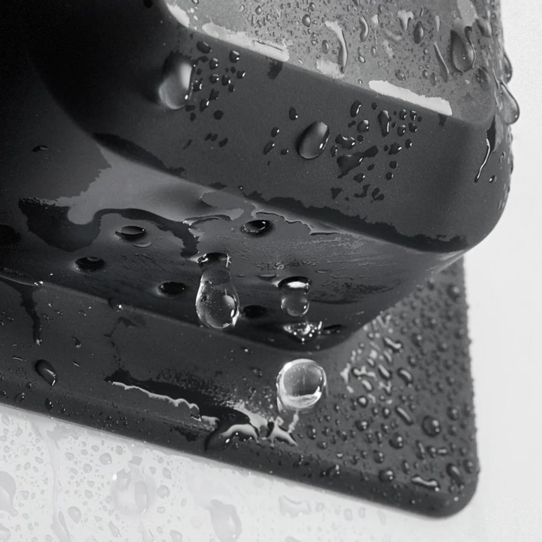 Primer plano de la silicona gris con gotas de agua